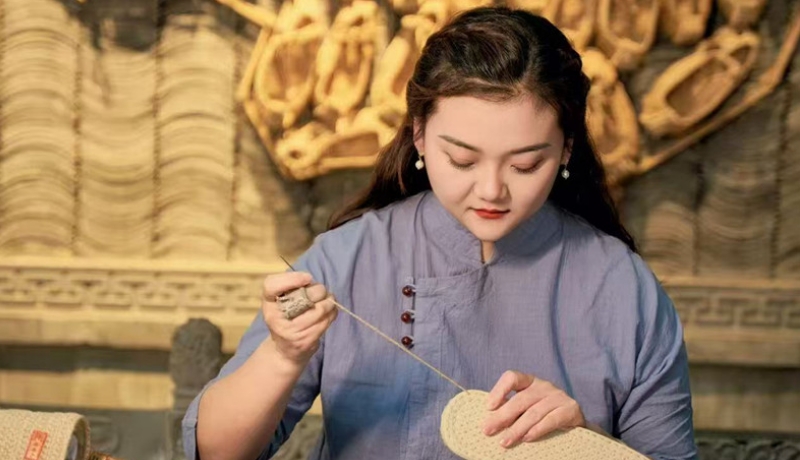 一針一線織春秋 甘谷麻鞋“穿”起非遺傳承與萬(wàn)家煙火